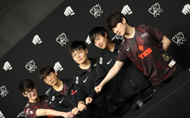 她们在同一 她们在同一